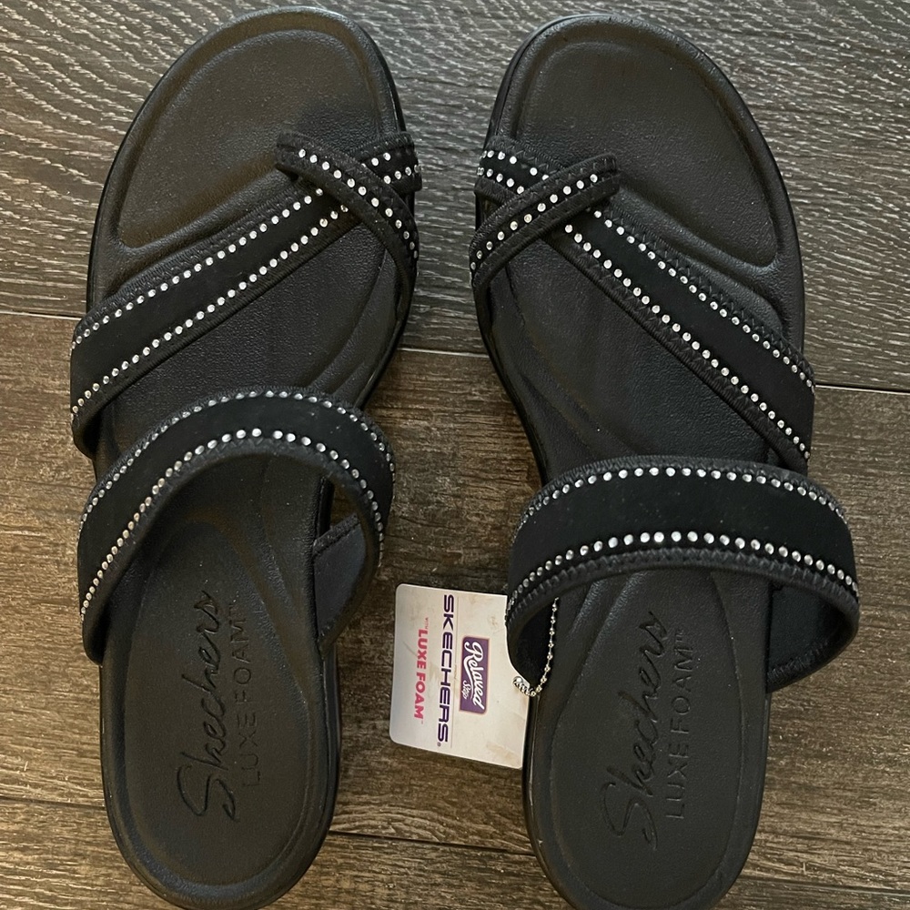 Skechers women’s black Bumblers Steady Criss cross toe sandals with crystals.